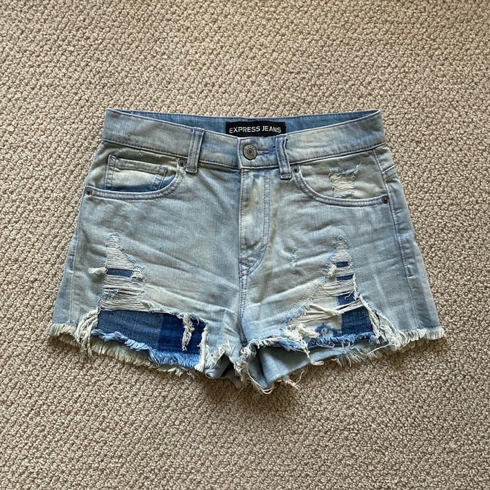NEW Express Light Wash High Rise Destroyed Denim Jean Shorts Size 2 Fringe NWOT
